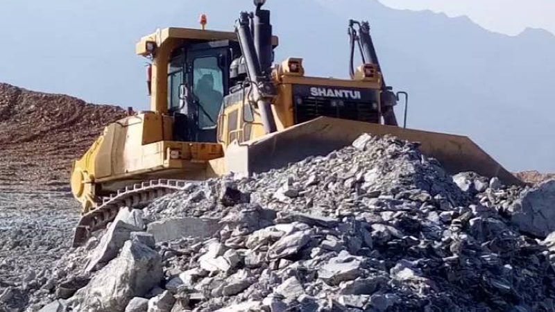 在选购大型矿山挖掘机时，需要关注以下关键参数：